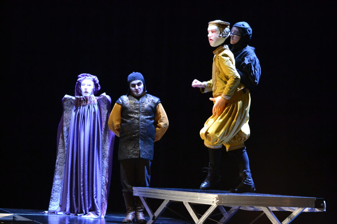 Antonin Lebrun (au centre) et Améthyste Poinsot (à droite) dans Richard III de la cie La poupée qui brûle