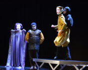 Antonin Lebrun (au centre) et Améthyste Poinsot (à droite) dans Richard III de la cie lLa poupée qui brûle