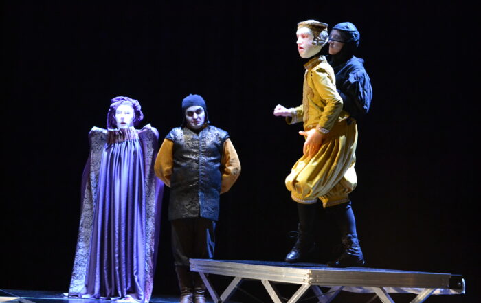 Antonin Lebrun (au centre) et Améthyste Poinsot (à droite) dans Richard III de la cie lLa poupée qui brûle