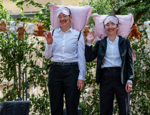 « Maintenant, il faut dormir – Duo de kings câlins » : sous les doudous, le politique